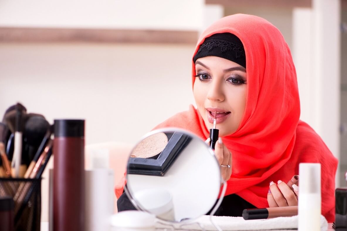 Can Muslim Women Wear Makeup? 